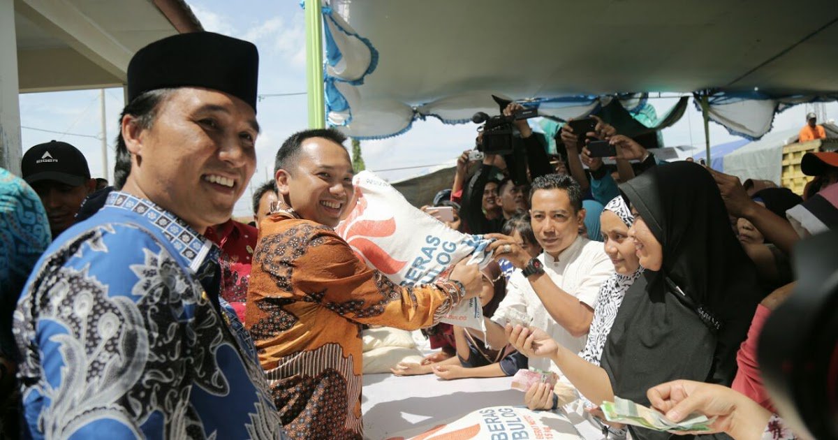 TimeNewsonline's tweet photo. Gubernur Ridho Siapkan 10 Ton Beras untuk Operasi Pasar di Tuba https://t.co/XA7PufpApj https://t.co/7LsuTPirpu