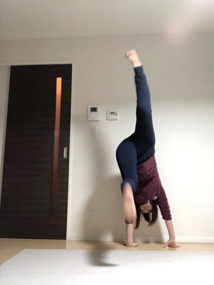 水間有紀 トキメキハンターゆっきー 逆立ちで冷え性対策２日目 きのうは奇跡だったのか 今日は逆立ち できなかったのでできなくても効果的だと聞いたl字でつま先を上げるポーズで落ち着きました 逆立ち 運動神経やっぱりよくない 1週間