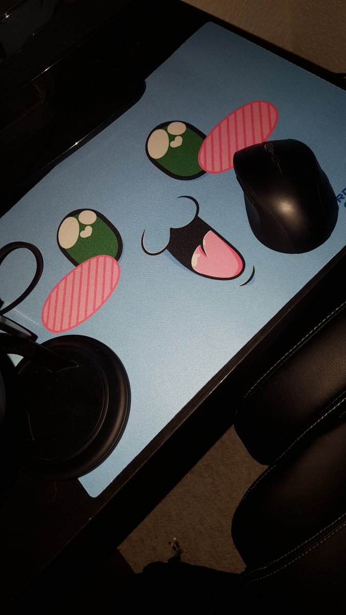 Dem0ura's tweet photo. Meine Mama hat es bei der Post abgeholt und will jetzt auch so eins... xD
Ich glaube sie mag Klumpis Design.. not sure tho kappa
#GLPpad https://t.co/KzFacMnew1