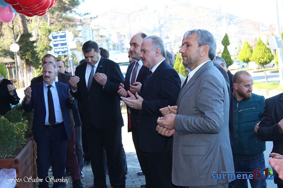 Sürmene Belediye Başkanımız Sayın Rahmi Üstün, Sürmene Orta Mahalle Zarha Mevkii’nde ‘Pidecim’ adlı işletmenin açılışını gerçekleştirdi.