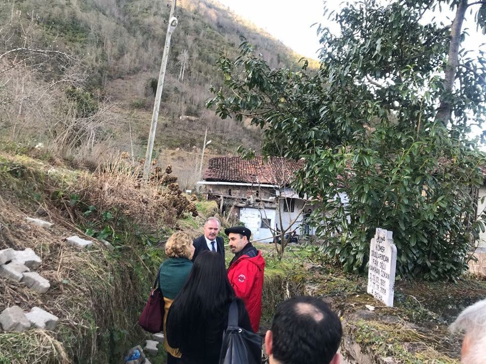 Sürmene Belediye Başkanımız Sayın Rahmi Üstün ilçemizde çekimlerine devam edilen, her çarşamba Atv ekranlarında saat 20:00’da yayınlanan “Sen Anlat Karadeniz” dizi setini ziyaret ederek dizi ekibine çalışmalarında başarılar diledi.