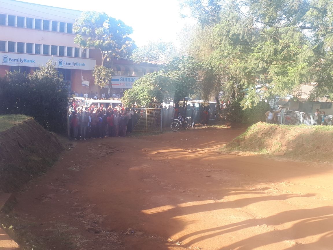 edwinsifuna's tweet photo. A crowd has laid seige to the Githunguri Police station to prevent Miguna and the rest of us from leaving. https://t.co/aODHGJS9sU