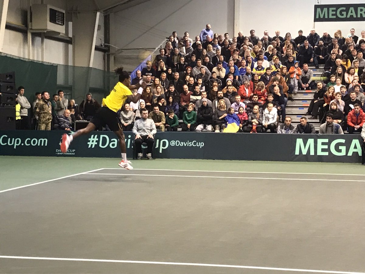 Sådär ja, Sverige tar ledningen med 1-0 mot Ukraina genom Mikael Ymer.