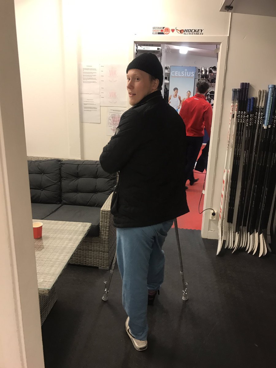 EnglundJoakim's tweet photo. Tycker synd om @ostman54 . Mest för skadan men även lite för byxorna som lånas av sjukhuset pga endast tighta jeans i garderoben. 

#Scrubs https://t.co/7RUVP8zh00