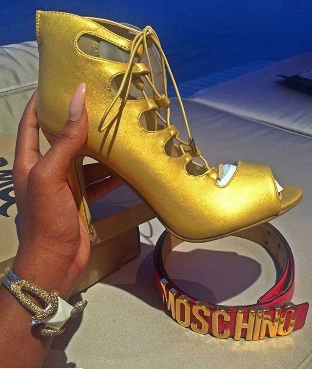 heelsng's tweet photo. That FRIYAY feeling, has us excited all the way to our feet. Golden lace-ups from DMG from work to partayyy 💃 @ozinna 
Shoe Ref: DMG - Megan. 
Available Sizes: US 7.5, 8.5, 9, 10.
Available Colors: Nude, Black and Gold. 
Price: ₦9000 https://t.co/wULVghPClx