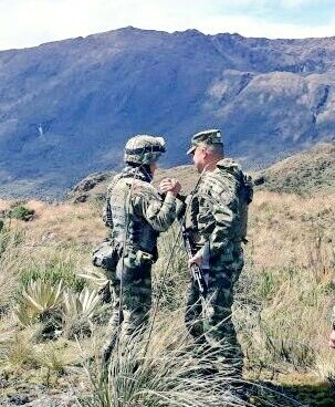 Ejercito_Div5's tweet photo. En la vereda El Auxilio, #Rioblanco nuestros héroes del #BatallónOperaciones19 recibieron la visita del Cdte #ComandoZeus Cr. Jhon Gil, quien agradeció el trabajo de sus hombres custodiando el proyecto energético de @EEnergiaBogota #EstamosDondeNosNecesiten https://t.co/XzruCg7QIH