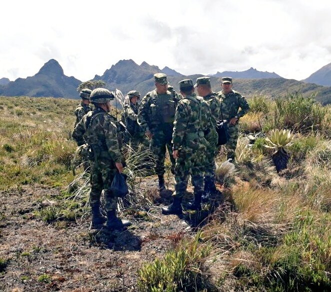 Ejercito_Div5's tweet photo. En la vereda El Auxilio, #Rioblanco nuestros héroes del #BatallónOperaciones19 recibieron la visita del Cdte #ComandoZeus Cr. Jhon Gil, quien agradeció el trabajo de sus hombres custodiando el proyecto energético de @EEnergiaBogota #EstamosDondeNosNecesiten https://t.co/XzruCg7QIH