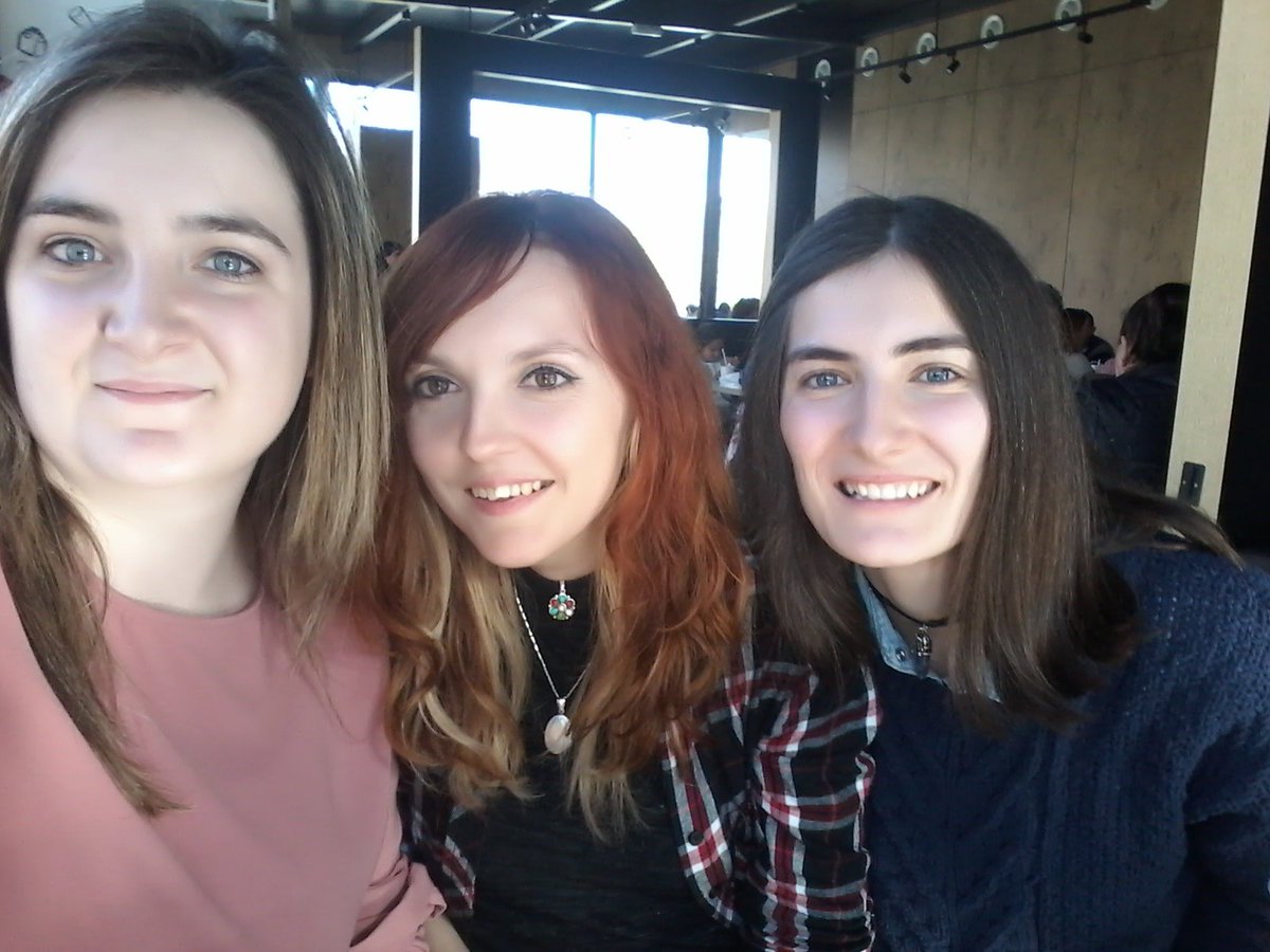 anmce_'s tweet photo. Y después de una dura charla en la #sysmana2018 , ahirq toca la merecida recompensa con @mariamm6199 , y @Solee_027. Aunque echamos de menos a @nievesborrero https://t.co/icaEC854zo