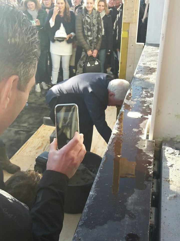 Wim van der Leegte legt de eerste steen van het nieuwe hoofdkantoor van <a href="/VDL/">Vito De Lucia</a> Groep