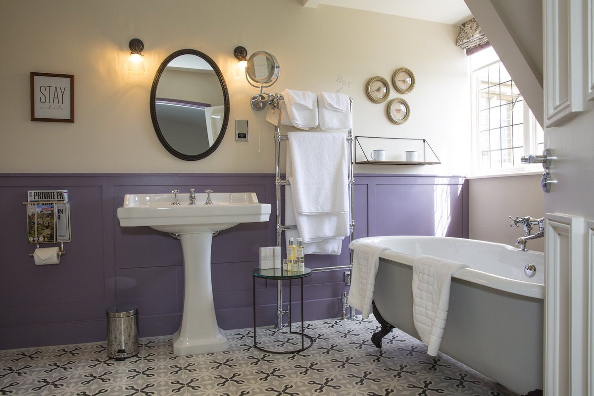 Check in! 🐏 We have a couple of late rooms available tonight - from £149. Secure via 01452 813688 #FridayFeeling #Cotswolds #hotelroom 🍸