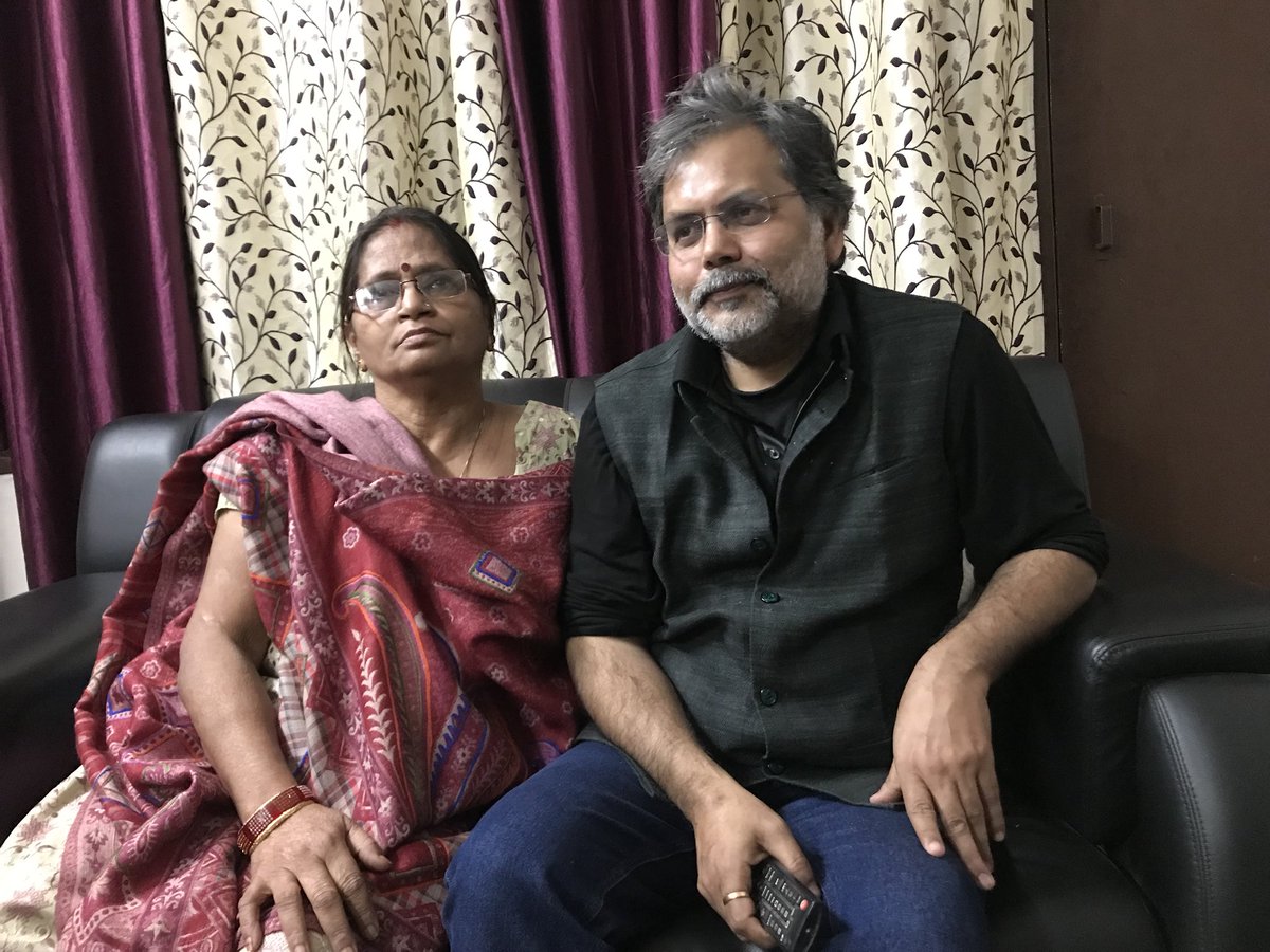 ppbajpai's tweet photo. विचार-सरोकार कितने मायने रखते है..
“आजतक” शुरु करने वाले स्व सुरेन्द्र प्रताप सिंह की छोटी बहन आज एसपी को याद करते हुए घर पहुँची.. https://t.co/K9s8ZrcaKv