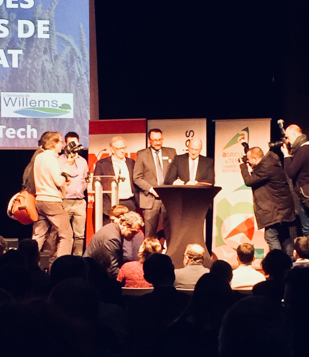 destailleurs's tweet photo. 📝 Signature de la convention de partenariat entre les différentes parties : @MEL_Lille, @euratechnologie, @hautsdefrance, la Chambre d’Agriculture du NPDC et la Ville de #Willems. #MBADMB #AgTech #InnovAgTech https://t.co/VQA41ADZZI