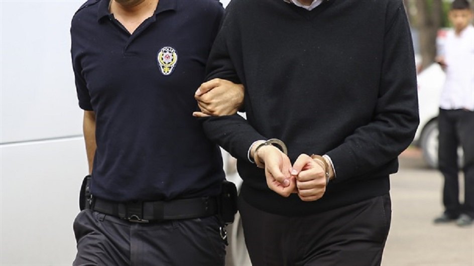 yenisafak's tweet photo. Yalova merkezli 3 ilde gerçekleştirilen FETÖ operasyonlarında 15 kişi gözaltına alındı
https://t.co/IgRaV8miCN https://t.co/gBAad9CHAG