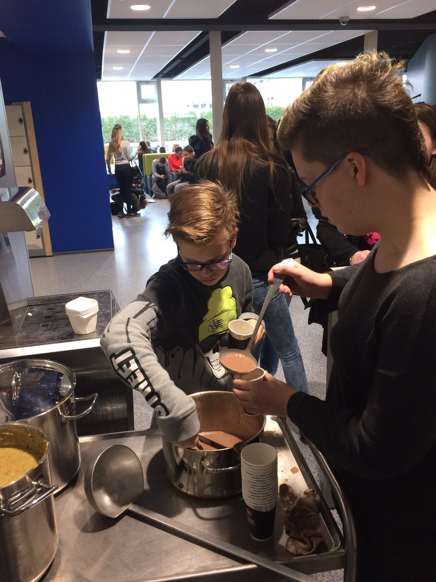 Lekkere erwtensoep en warme chocolademelk op <a href="/Warmetruiendag/">Warmetruiendag</a>