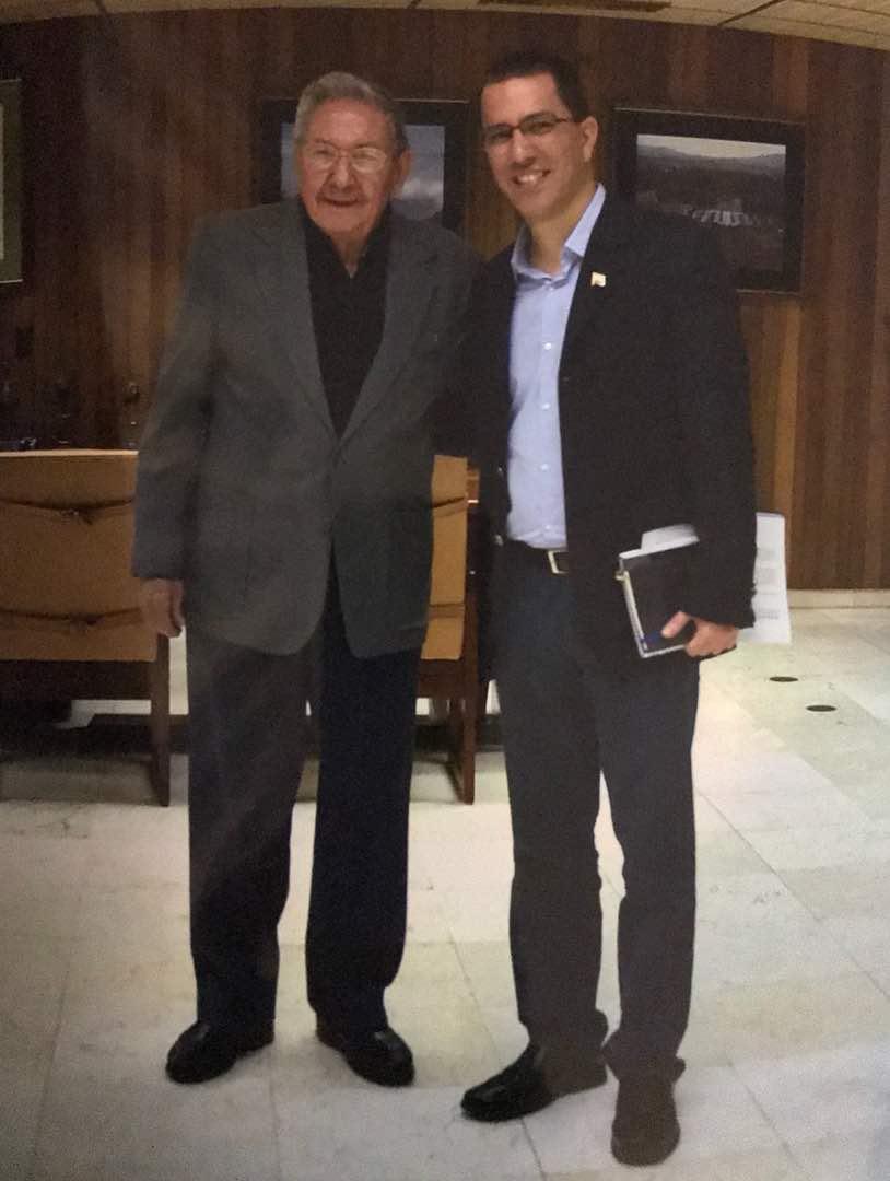 jaarreaza's tweet photo. En momentos de ofensiva imperialista, Cuba y Venezuela revolucionarias cada día más unidas. Gracias Presidente Raúl Castro por su firmeza indeclinable. Gracias jóvenes cubanos por tanta claridad, solidaridad y amor por Chávez y @NicolasMaduro https://t.co/KWThnIWVwK