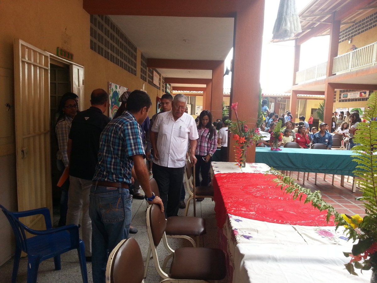 LB4FEBRERO's tweet photo. Cierre Semana Aniversaria XI liceo "4 de Febrero" en Homenajes al Maestro Hugo de los Reyes Chavez  actividades cultural @JauaMiranda @JOHNNIEPETERSON  @NicolasMaduro https://t.co/6DaXmMAKMS