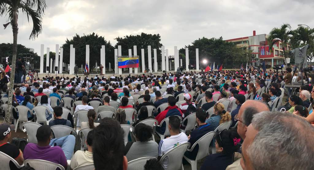 jaarreaza's tweet photo. En momentos de ofensiva imperialista, Cuba y Venezuela revolucionarias cada día más unidas. Gracias Presidente Raúl Castro por su firmeza indeclinable. Gracias jóvenes cubanos por tanta claridad, solidaridad y amor por Chávez y @NicolasMaduro https://t.co/KWThnIWVwK