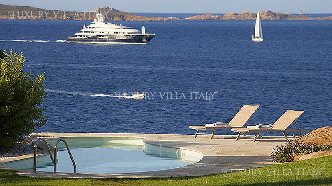 Потрясающая вилла на первой линии моря на Сардинии luxuryvillaitaly.ru/elitnaya-villa…