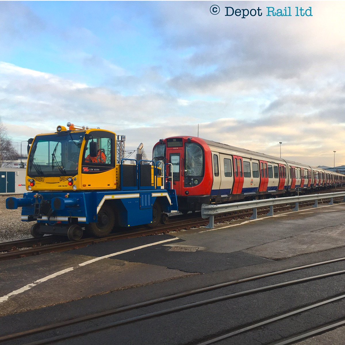 depotrail's tweet photo. The Zephir LOK 10.170 at Bombardier shunting a member of the S stock around site #zephir #depotrail #shunter #bombardier https://t.co/dvMkBR3xwM