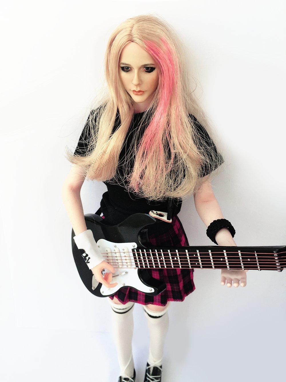 Avril Portugal Fan Account on X How cool is this Avril Lavigne doll https t NQBdmilcHx X