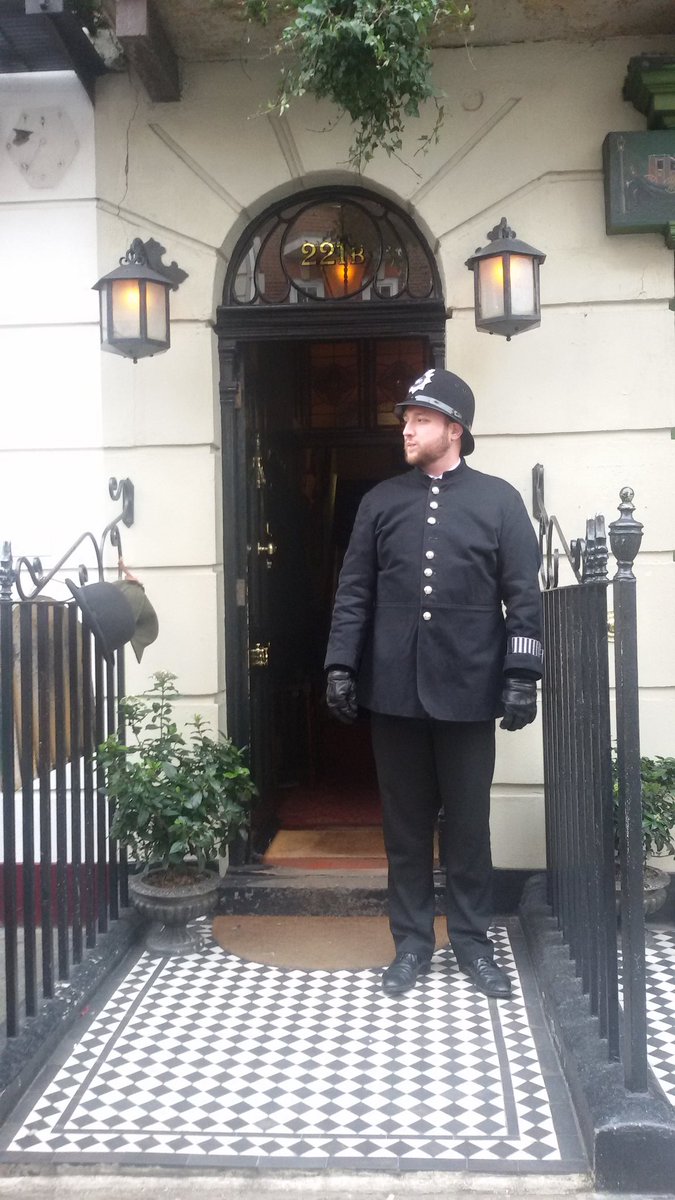 SharonSpinkAct's tweet photo. Just arrived in London for @survingactors & already doing the tourist thing. 😂 #nsatribe #northerntribelet #actorslife #survivingactors #London #SherlockHolmes #BakerStreet #KingsCross #touristfun https://t.co/Wn6tfjuFIY