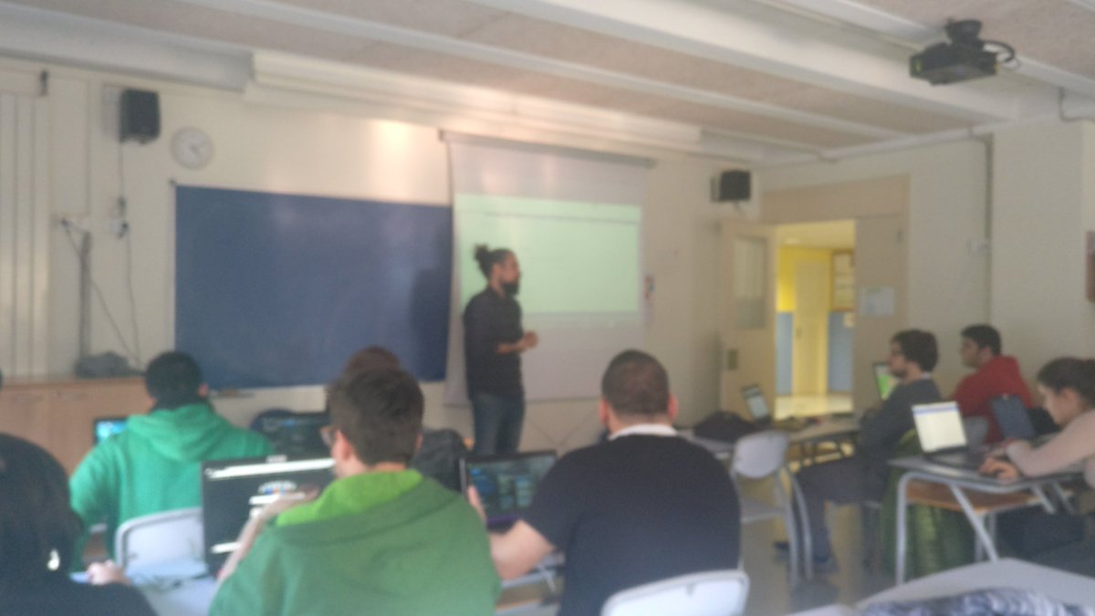 FPescolapiaMat's tweet photo. Avui @MDelgadoDiaz83 de @pasiona introdueix als alumnes de #DAM2n els principis SOLID https://t.co/KfaYEOGprZ