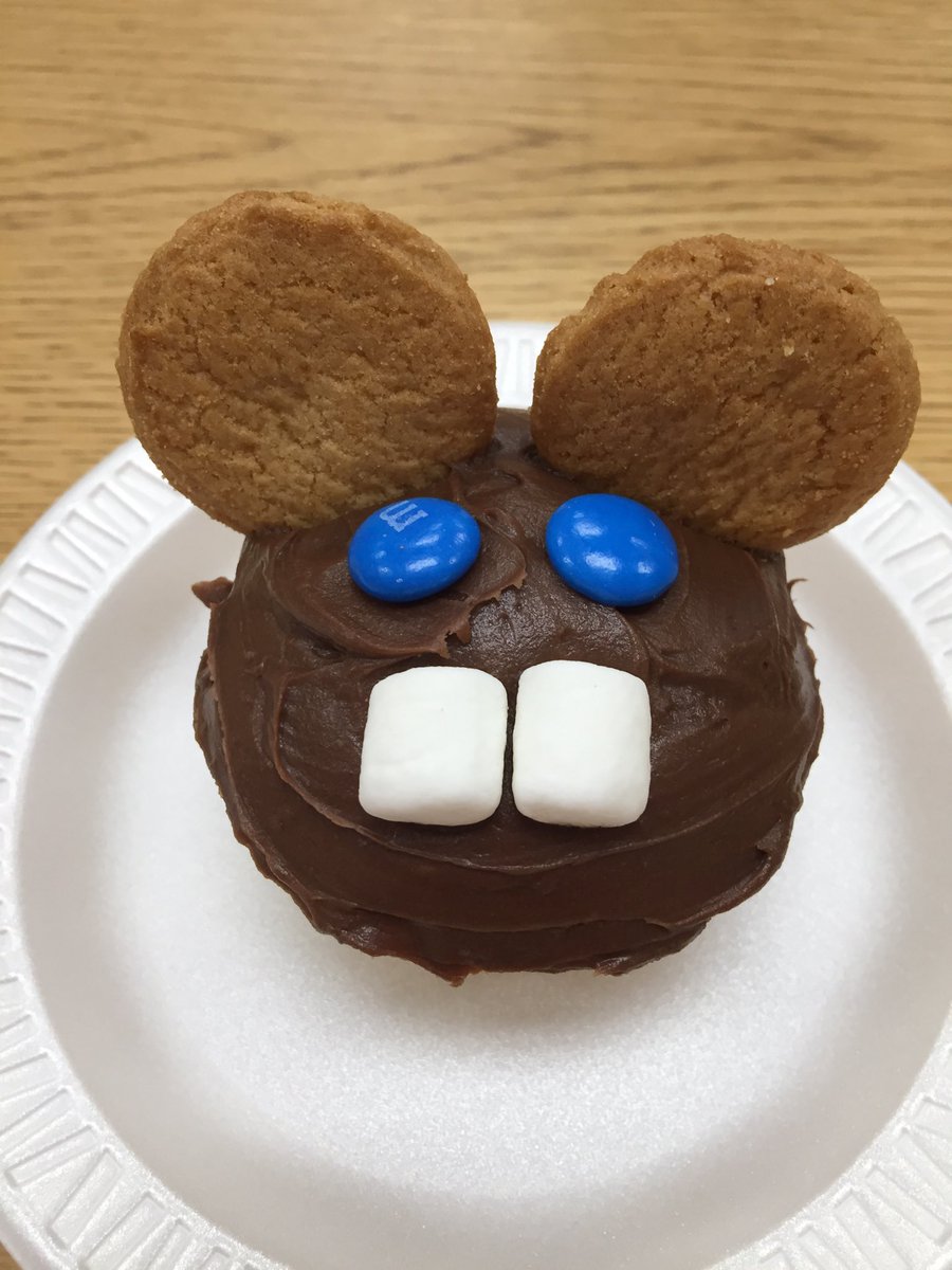 Buffiestegall's tweet photo. Yummy!!! We made groundhog cupcakes today to celebrate “Groundhog Day” in kindergarten!!! https://t.co/LHrLg3KKwI