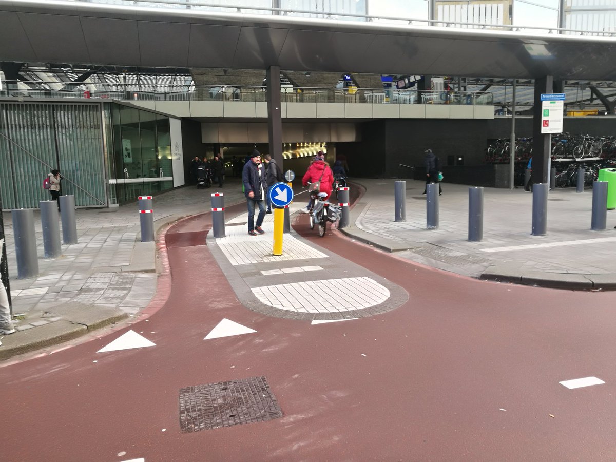 @arnobonte <a href="/TcwTom/">Tom Weerdmeester</a> hoe lost de gemeente gevaarlijke situatie, terreur palen op het fietspad, op? Juist nog een paaltje erbij.