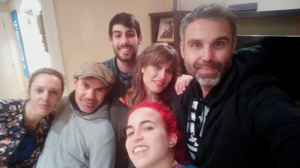 jessicabelda28's tweet photo. Grabando #Sororidad ,de César Morales (@CesarMoralesfdz
).
Piluca (@EVAPINUP ), Jorge (@juanjoarteroweb ) y Marta (la menda) liándola parda... 😂
¡Un placer de los grandes! ¡Y un lujo de equipo!
https://t.co/wa3NZwFkXv https://t.co/r4y4DjfXl6