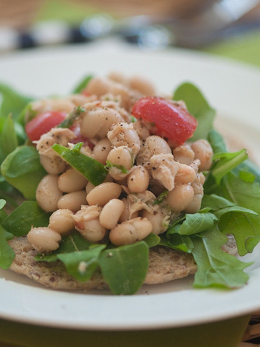 Living_Lou's tweet photo. Quick weekday lunch - white bean tuna salad!
Easy #recipe uses tuna, beans, cucumber, tomatoes, garlic + chives https://t.co/lVxhb3CnPN
#lunch #tuna #beans https://t.co/q4069CeGYh