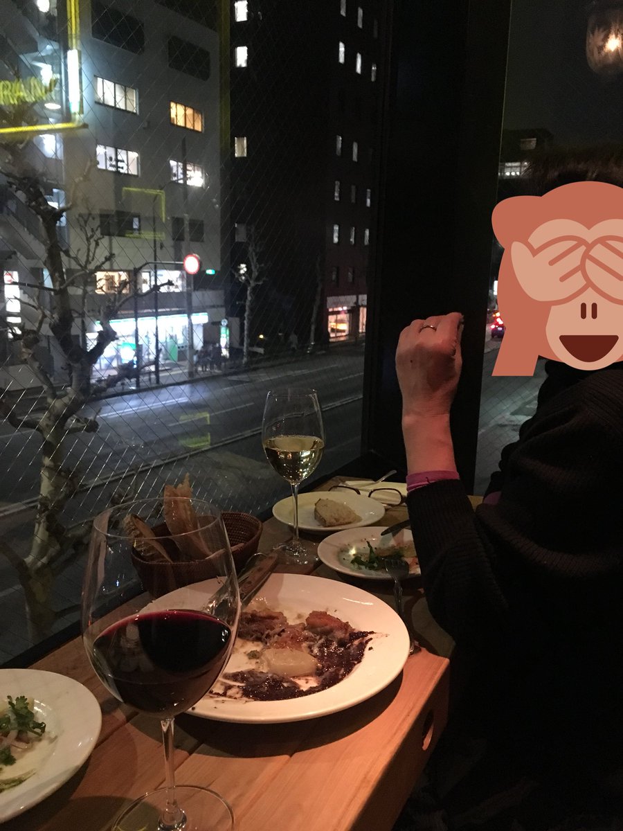 62살을 맞은 그녀가 지금의 꿈은 빵을굽는 사람이 되는것 이라며 빵집에서 아르바이트를 시작했단다.내년에는 프랑스로 빵을 배우러 가고 70살에 빵집을 차리면 20년은 하지 않겠느냐며 바게트빵 전문 빵집을 내겠단다.우린 늘 목소리를합해 이야기하지.아무것도 안하면 아무일도 일어나지 않는다고.