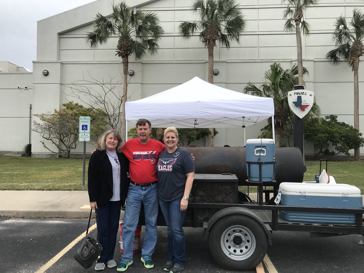 CCISDPolice's tweet photo. @CCISDPolice is proud to help the VMHS swim and dive team booster with the use of our BBQ pit. If you st the Natatorium come by and get a burger or hotdog!!! Support @VMHS_Swimming https://t.co/MHXbFVC8Gg