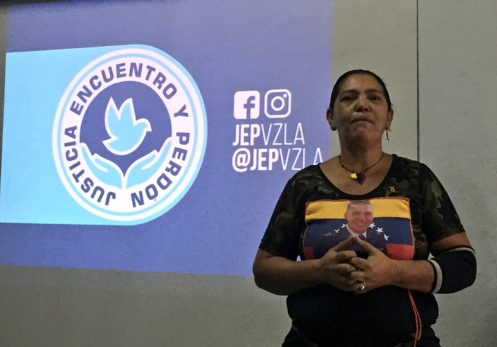 Marilú Guevara, madre de Petter Moreno, 1er Tte de la Aviación. “Pegada en mi máquina de coser, saque adelante a mi hijo que soñaba con ser militar. Con mucho sacrificio formé un hombre con principios y valores. Por eso estoy segura que mi hijo es INOCENTE” #VenezuelaTrasLasRejas