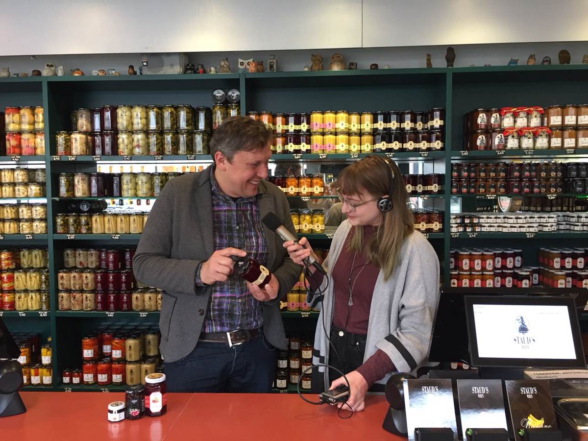 oe1's tweet photo. „Da liegen die Preiselbeeren Kügelchen an Kügelchen, darum sag‘ ich immer es ist wie Kaviar“, Stefan Schauer von Staud’s im Gespräch mit Elisabeth Stecker. #oe1momentkulinarium: Die #Preiselbeere als Kompott & als Multitalent der schwedischen Küche in Ö1: https://t.co/JOb5vGTOkA https://t.co/mnfW7VpGPG