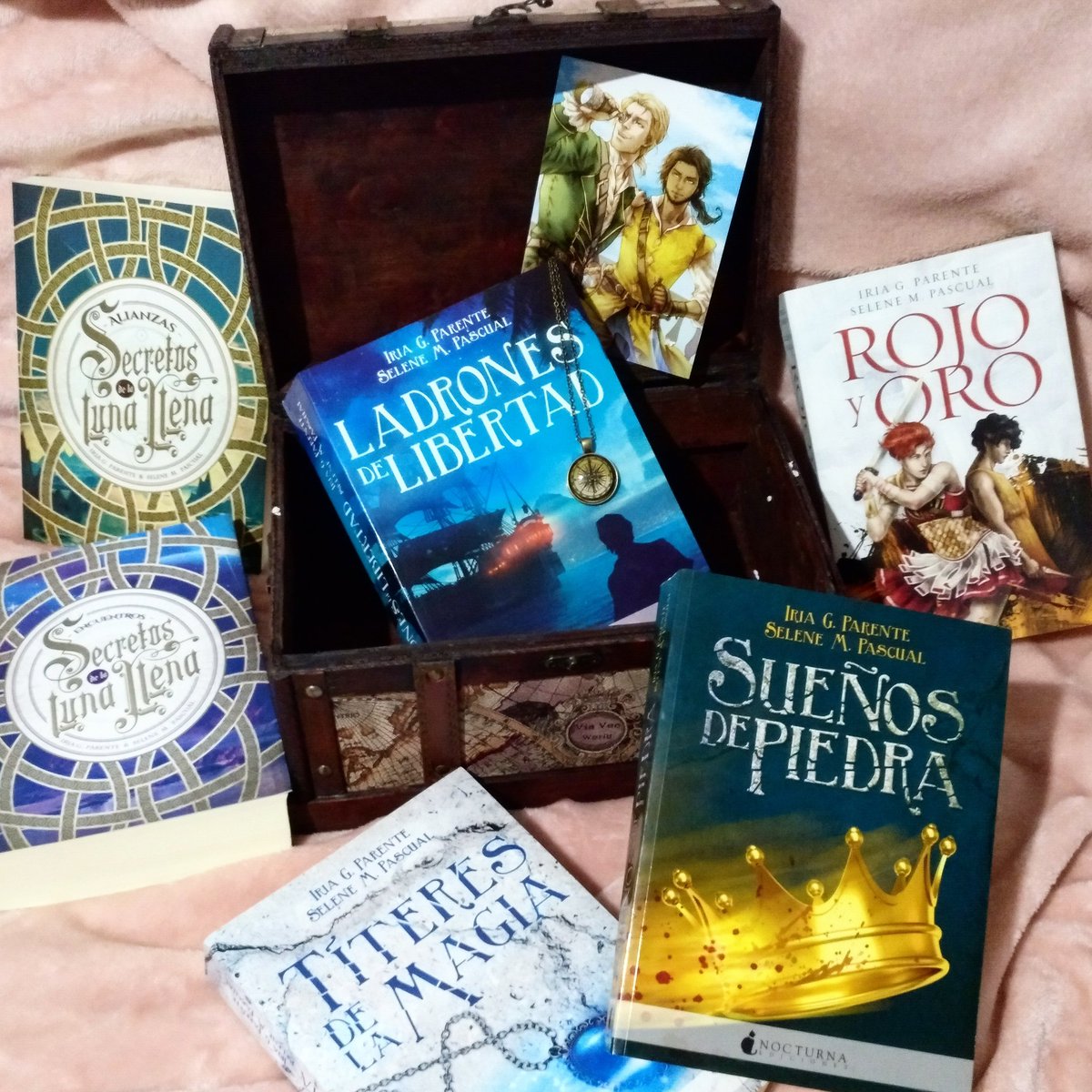 iriayselene's tweet photo. 🎉 SORTEO 🎉
Podéis ganar cualquiera de los libros de la imagen. Habrá hasta TRES ganadores diferentes que podrán elegir el libro que prefieran. 
Condiciones: 
✔️ Seguir esta cuenta
✔️ Dar RT a este tweet
✔️ El sorteo acaba el 09/02 https://t.co/h1nd96cDUH