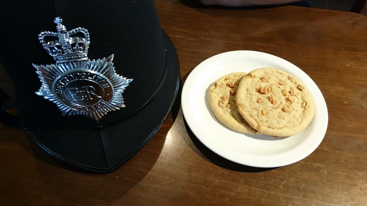 MPSParsonsGreen's tweet photo. Thanks to those who came to #cupperwithacopper today, and a shout out to the kind chap who bought us a cookie each " to say thanks for all our work"! We have another drop in session next Friday , more info on Monday. Happy Weekend! #besafe #RandomActsOfKindness 👮♂️👮♂️🍪 https://t.co/lZWvpdfR0h