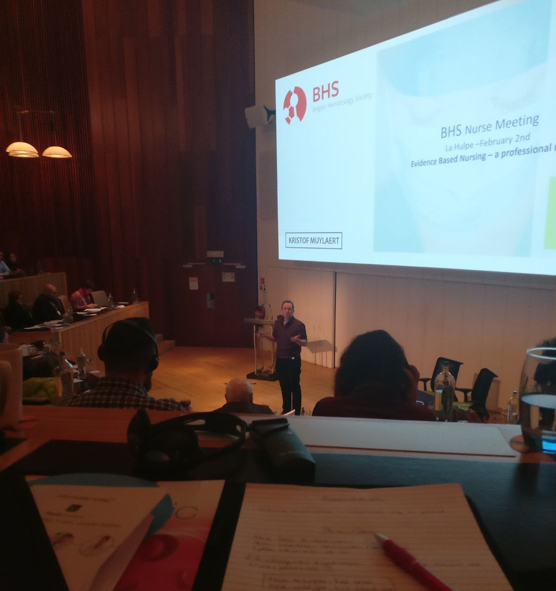 think4nurses's tweet photo. #Think4Nurses bij monde van @Kristofmu in volle actie op het congres van Belgian Hematology Society. 150 aandachtige Nederlands- en Franstalige verpleegkundigen kregen uiteenzetting in het Frans over "Evidence Based Nursing: a professional reflex" #verpleegkunde #EBN #BHSnursing https://t.co/O69HfG012E