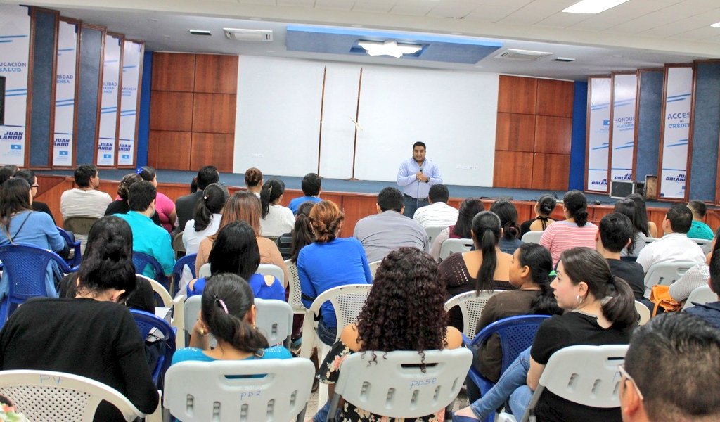 ReinaldoHN's tweet photo. La Comisión de Salud del @PNH_oficial, construye "Plan Social de Trabajo 2018" para beneficiar a miles de Hondureños con servicios médicos gratuitos. #ClinicaDeBarrioPreventiva @JuanOrlandoH https://t.co/udj4TwoeiP