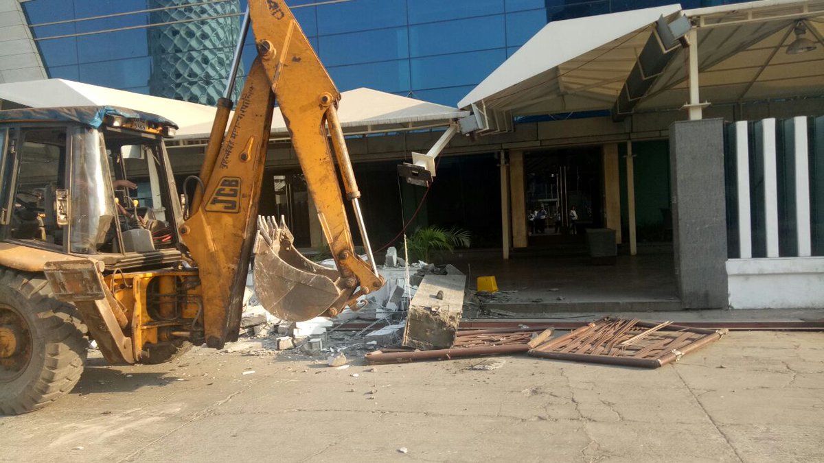 vivekanandg's tweet photo. #brazenness of @nscimumbai officials @shahjay58 @MoneshBhansali #RakeshMalhotra evn this #BMC demolished illegal #structures using illegally compulsary #OpenSpace #umbrella #illegal #greedy
@GhantawalaBaBa @justDSingh @RahulChels @nauzerbTOI @docdonothing @aAccheDin @IamNRGe https://t.co/1Fbgd9oNaV