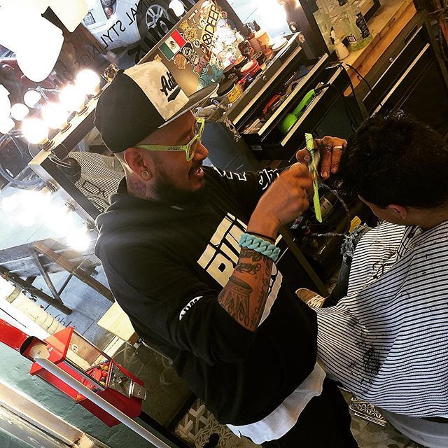 FamousHairDsign's tweet photo. Tumbándole la mata a @dcaa_ 🤪#famous #hair #haircut #hairstyle #barber #barbershop #barberlife #barberlove #barbershopconnect #barbergang #famouscrew #pontelacorona #befamous https://t.co/eoa4vqHY3N https://t.co/ldenWPRpap