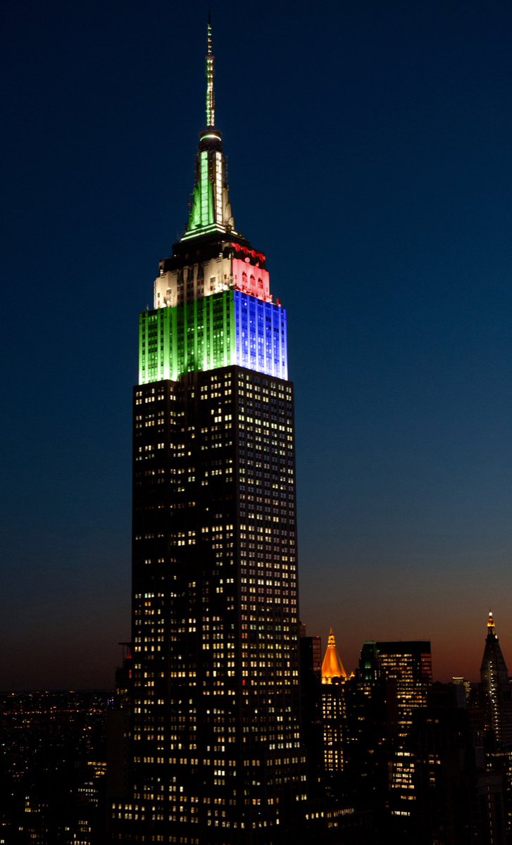 darrenrovell's tweet photo. During the Super Bowl, the @EmpireStateBldg will be lit in the color of the team in the lead in real time. I’m sure New Yorkers are thrilled their iconic building will be lit up for the Eagles and the Patriots 😳 https://t.co/9Wz9ASdBTs