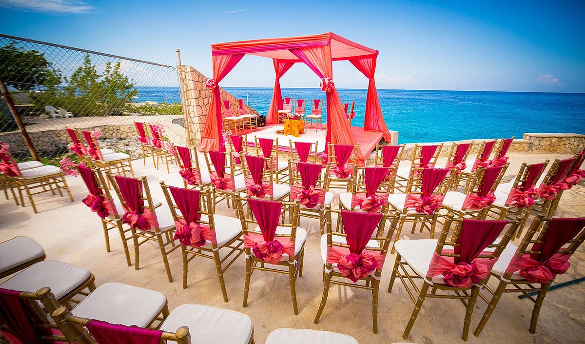 ChiavariChairCo's tweet photo. Get inspired for your special event! We ship to any country. Here are some amazing images from #jamaica taken by our good friend #weddingplannerplusjamaica showcasing some of our products in action. 😍 https://t.co/gQc3tXyLdb