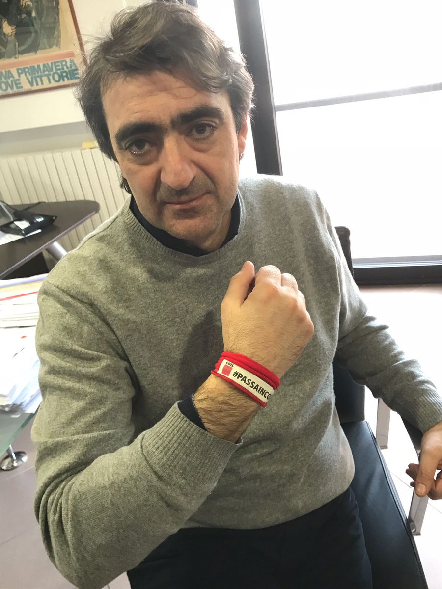 CGILPuglia_U35's tweet photo. A chi vorrebbe sorvegliare i lavoratori con #braccialettoelettronico di controllo a distanza con cui imporre disciplina e ubbidienza, rispondiamo con i nostri braccialetti, quelli della giustizia e della dignità sul posto di lavoro
#PassaInCGIL
@cgilnazionale @cgilpuglia https://t.co/m3e9HikKQx