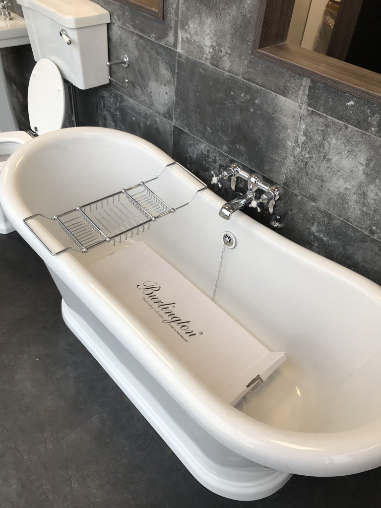 Buildbaselondon's tweet photo. Need a kitchen or a bathroom pop into Buildbase Epsom our displays are taking shape #makingbuildbasebrilliant https://t.co/YW7OxtKOGb