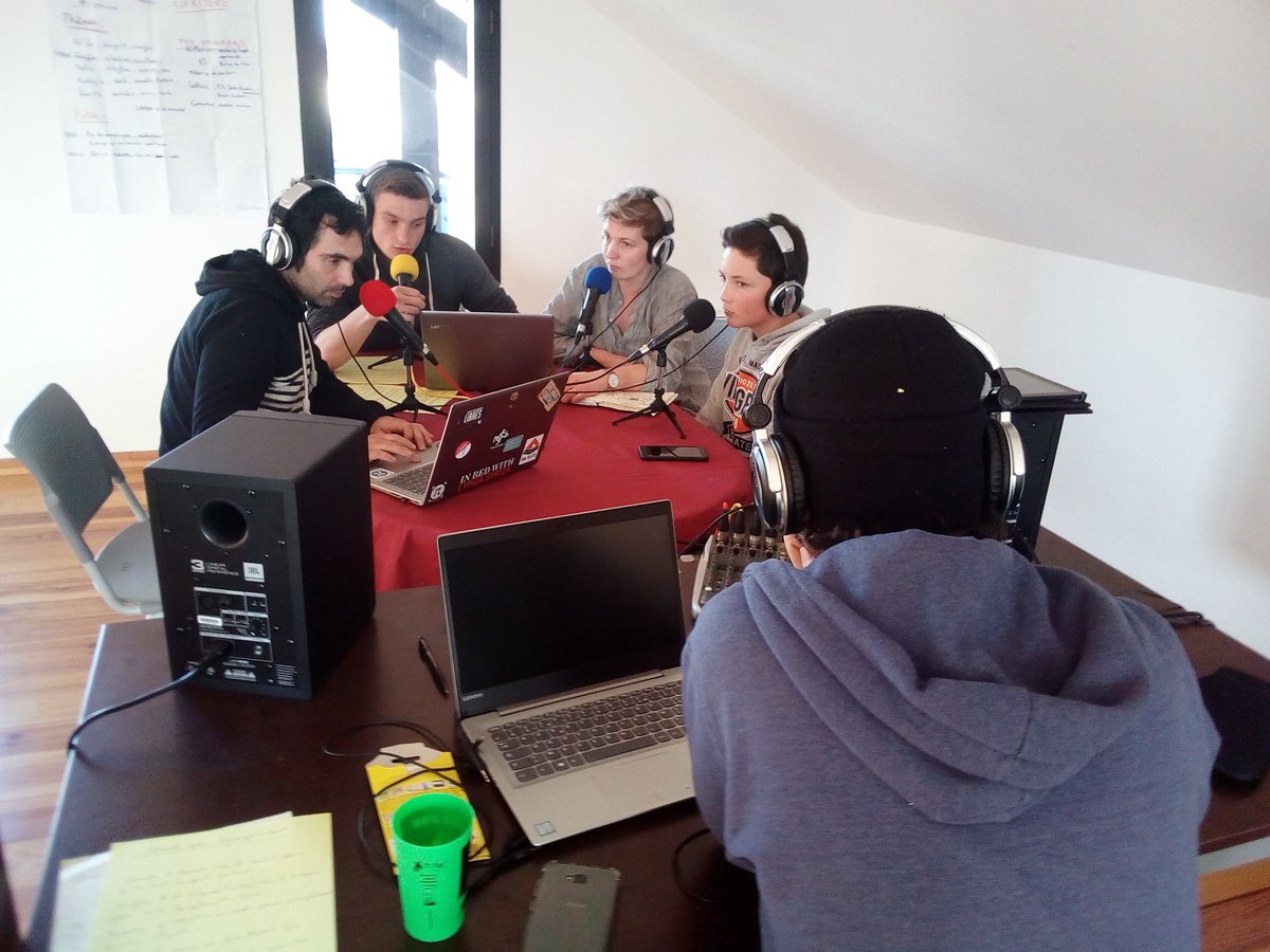 TC_formation's tweet photo. Atelier radio pour conclure cette semaine avec Audrey, Paco, Lenny, Cédric ainsi qu'Erwan jeune stagiaire @La_smalah https://t.co/yD3leNcAj1