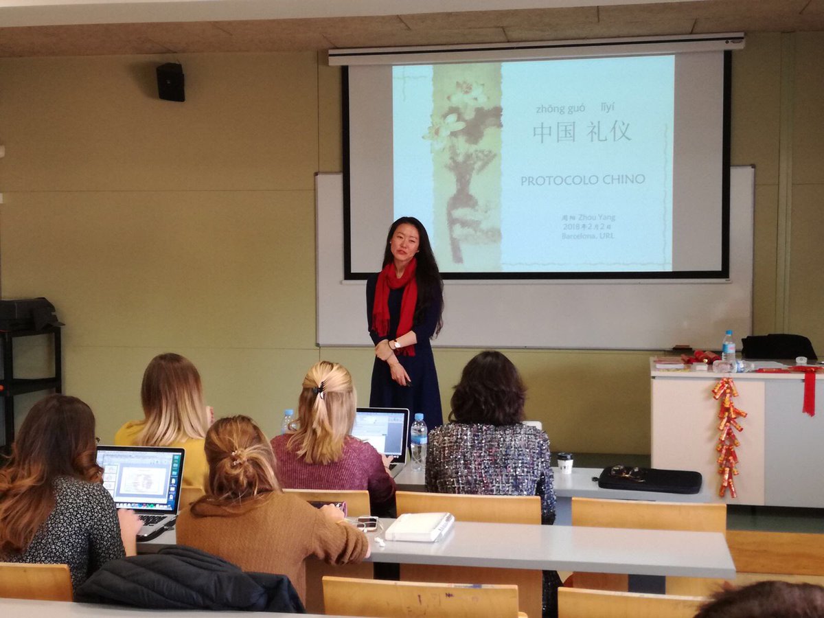 MasterEventsM's tweet image. Aquesta setmana iniciem el mòdul #ProtocolInternacional amb les sessions #ProtocolBritànic 🇬🇧 i #ProtocolXinès 🇨🇳
Moltes gràcies @oliviergonzalez i Zhou Yang per tan interessants sessions!