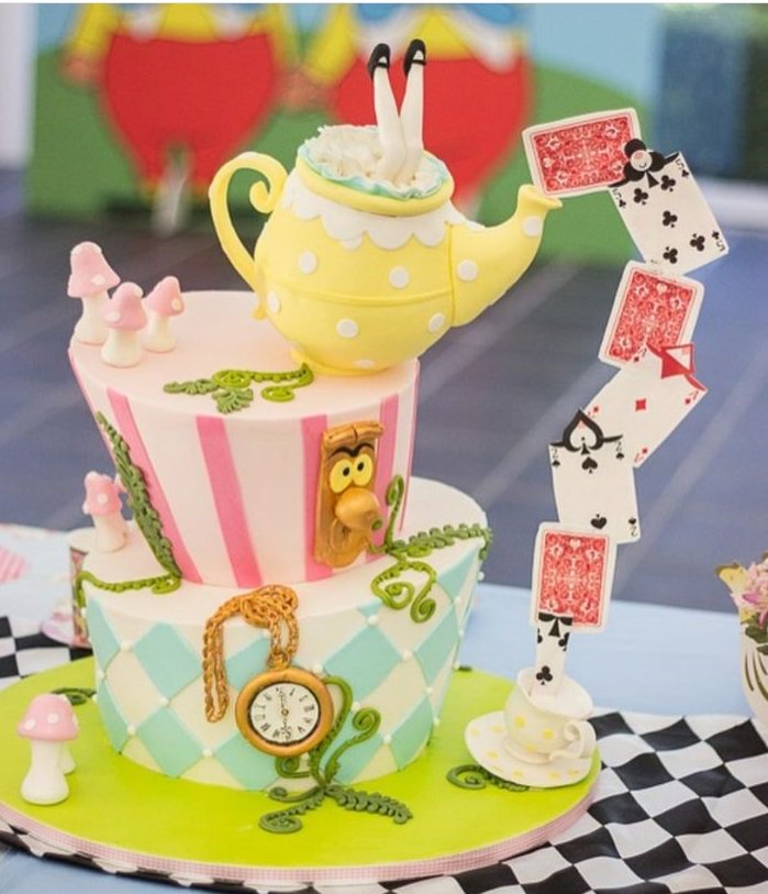 Nos ha encantado este #pastel de Alicia en el país de las maravillas. Perfecto para una #fiestatemática Vía <a href="/sracricket/">Sra. Cricket</a> 

#cumpleaños #fiestas #parties#kids #piccolafestaweb #mesasdulces #candybar #ideasceativas #cake #postres