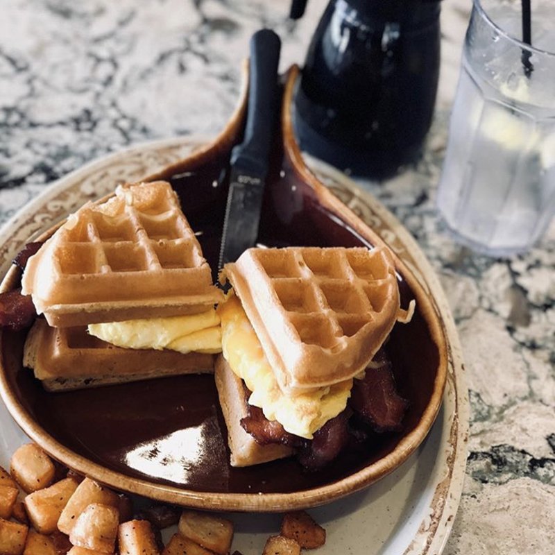 The breakfast sandwich you just cannot resist... Waffle Sliders.🥚 🥓 🧀 #anotherbrokenegg [thx @luckyofoodie ]