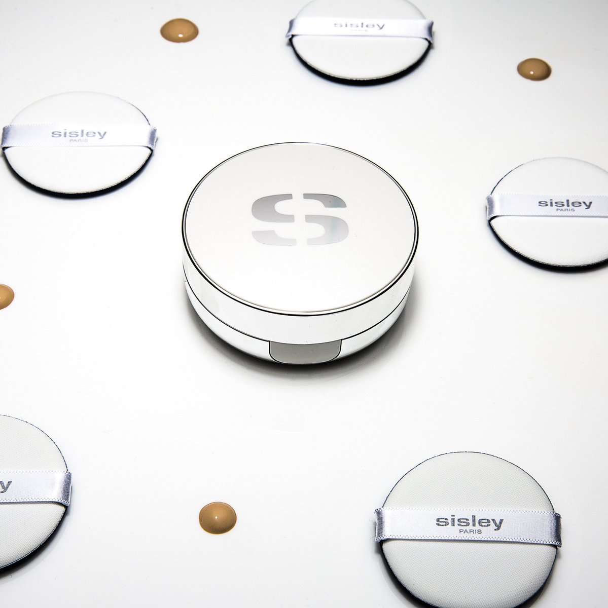 SisleyparisUK's tweet photo. #EuropeanExclusive.
Brightening - Anti-pollution - Luminous coverage.
Phyto-Blanc Cushion Foundation is now available @Selfridges London and Birmingham. Visit our Sisley boutiques to discover more.
#new #makeup #skincare #Sisley https://t.co/45QOQFynis