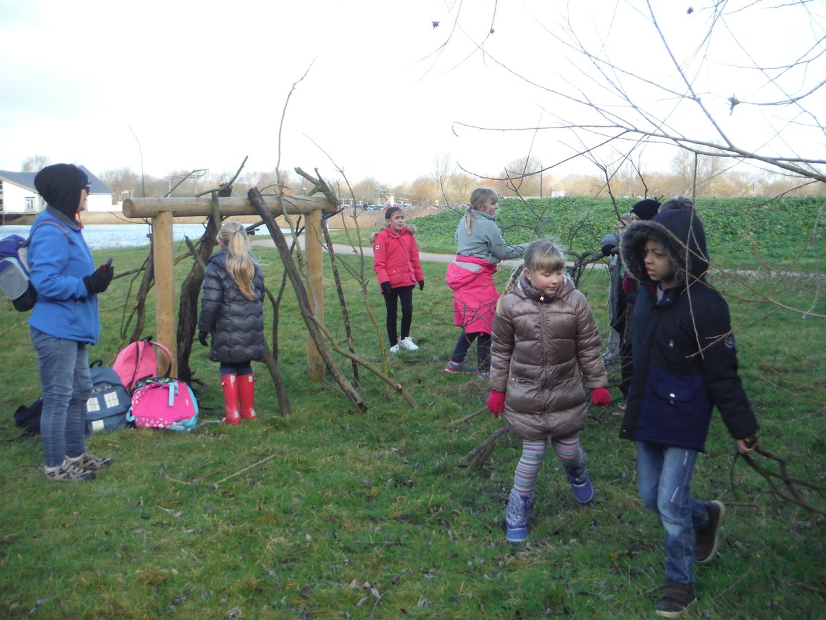 RingsteadSchool's tweet photo. #LionsClass and #MonkeysClass made some incredible shelters at Stanwick Lakes today! It was such a good day! Thanks Dan for showing us how to make them https://t.co/kS9IkBVdmX